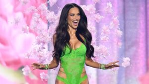 Gaya Seksi Adriana Lima Kembali ke Runway Victorias Secret di Usia 45 Tahun