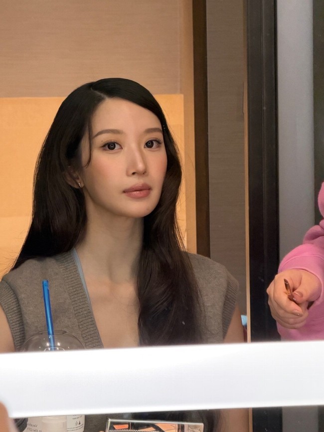 Netizen menyadari perubahan wajah Moon Ga Young saat menghadiri Marie Claire Asia Star Awards 2026 di Busan. Foto: dok. Instagram @m_kayoung