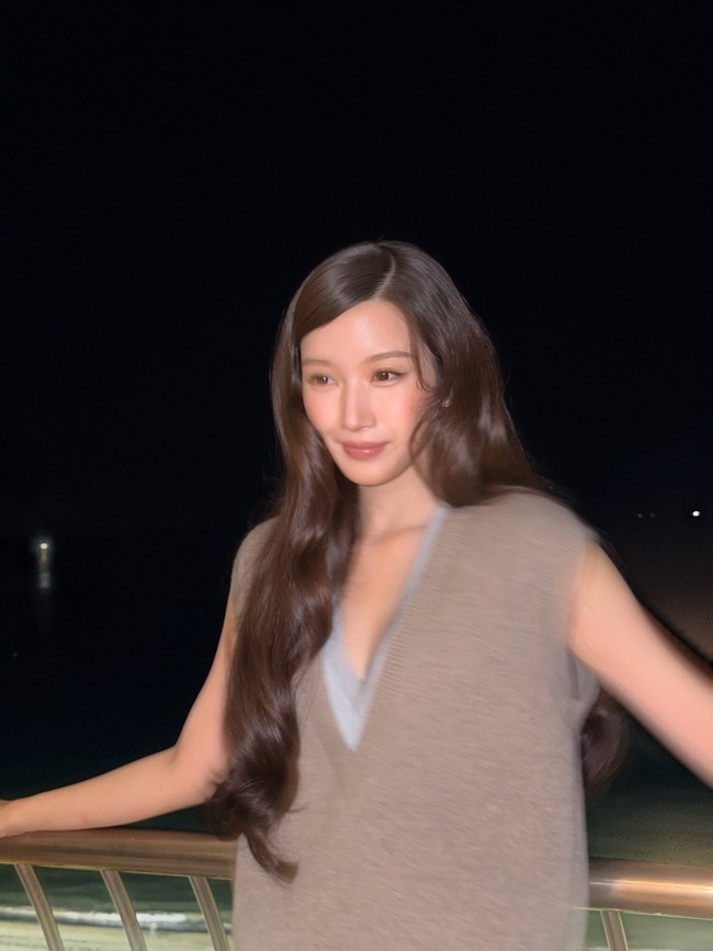 Tak sedikit netizen yang terkejut dan menduga Moon Ga Young melakukan prosedur operasi plastik. Sementara netizen lainnya merasa perubahan tersebut terlihat hanya karena makeup dan styling bintang True Beauty itu. Foto: dok. Instagram @m_kayoung