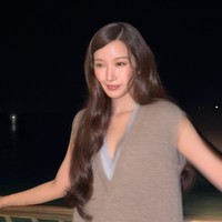 Tak sedikit netizen yang terkejut dan menduga Moon Ga Young melakukan prosedur operasi plastik. Sementara netizen lainnya merasa perubahan tersebut terlihat hanya karena makeup dan styling bintang True Beauty itu. Foto: dok. Instagram @m_kayoung