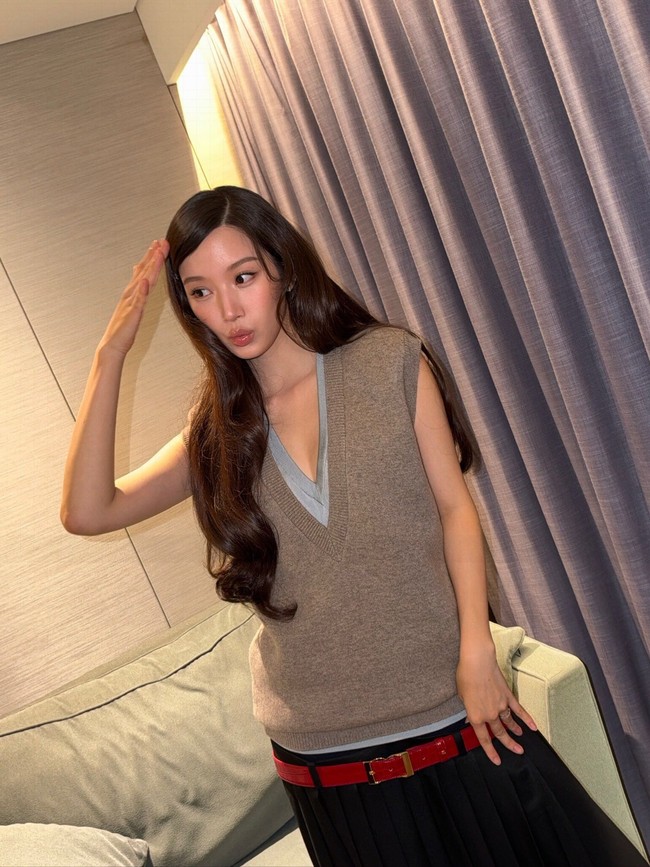 Malam itu, Moon Ga Young tampil dalam balutan busana serba Chanel dengan rompi rajut berwarna abu-abu, rok panjang lipit hitam, serta aksen belt merah yang dikenakan di area pinggul. Foto: dok. Instagram @m_kayoung