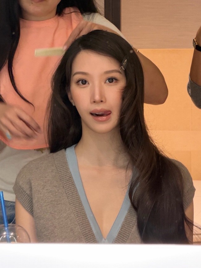Sang aktris terlihat standout dengan poni yang ditata menyamping ke dua sisi, seperti styling kekinian di Korea Selatan kkaennip meori alias poni daun perilla. Foto: dok. Instagram @m_kayoung