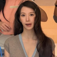 Sang aktris terlihat standout dengan poni yang ditata menyamping ke dua sisi, seperti styling kekinian di Korea Selatan kkaennip meori alias poni daun perilla. Foto: dok. Instagram @m_kayoung