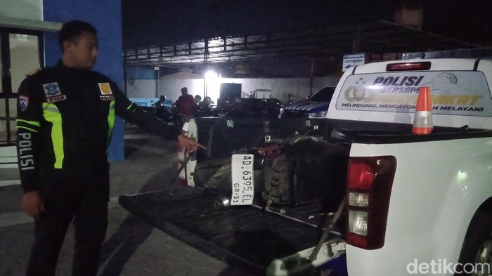 Barang bukti motor dan truk diamankan di Unit Gakkum Sat Lantas Polresta Klaten, Senin (19/10/2026)
