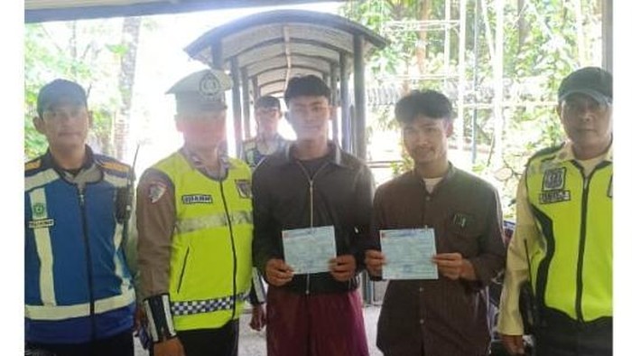 Dua sepeda motor memasuki ruas Tol Jagorawi, Bogor, Jawa Barat, gegara mengikuti Google Maps mode mobil, Senin (19/10/2026).