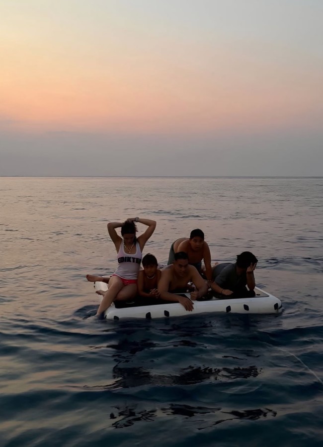Full team, suami dan ketiga anak Nia tampak ikut. Kelimanya kompak menghabiskan waktu dengan menjajal beragam aktivitas seru bersama.&nbsp;Foto: Instagram/@ramadhaniabakrie