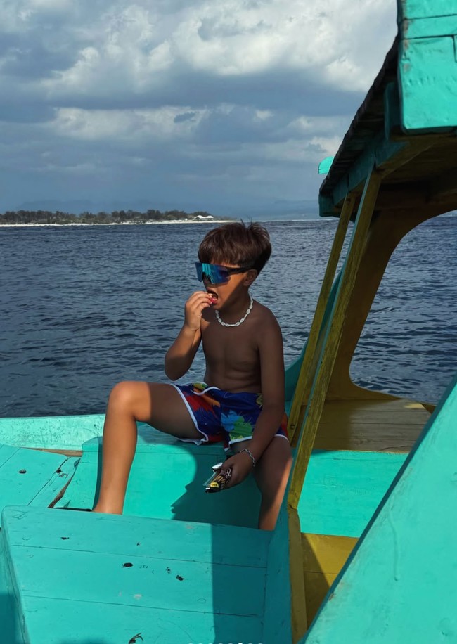 Anak ketiga Nia dan Ardi, Magika, yang tampak begitu menikmati momen liburannya di Gili.&nbsp;Foto: Instagram/@ramadhaniabakrie