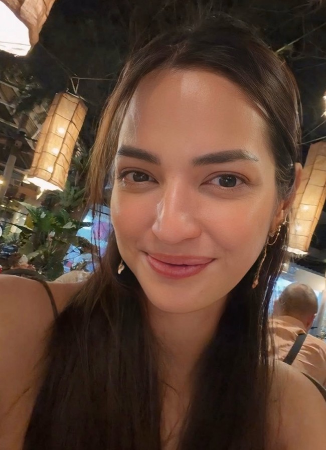 Wanita 36 tahun itu juga lebih memilih memancarkan kecantikan naturalnya dengan mengenakan riasan minimalis. Rambutnya juga selalu tampak ditata simpel.&nbsp;Foto: Instagram/@ramadhaniabakrie