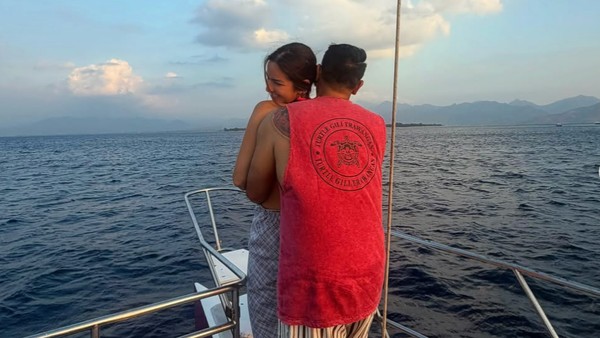 Potret Nia Ramadhani Liburan ke Gili Trawangan, Pamer Kemesraan Dengan Suami
