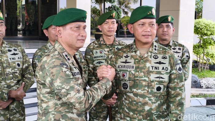 Penyambutan Pangdam IV/Diponegoro yang baru Mayjen Sudaryanto oleh eks Pangdam Mayjen Achiruddin di Makodam VI/Diponegoro, Banyumanik, Kota Semarang, Senin (19/10/2026).