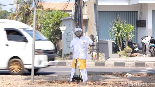 Patung anak kecil berbaju adat Bali di Jalan Bypass Ida Bagus Mantra, Desa Ketewel, Gianyar, Senin (19/10/2026).