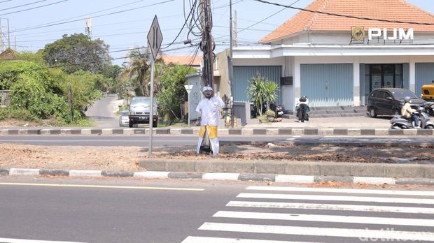 Patung anak kecil berbaju adat Bali di Jalan Bypass Ida Bagus Mantra, Desa Ketewel, Gianyar, Senin (19/10/2026). Patung anak kecil berbaju adat Bali di Jalan Bypass Ida Bagus Mantra, Desa Ketewel, Gianyar, Senin (19/10/2026).