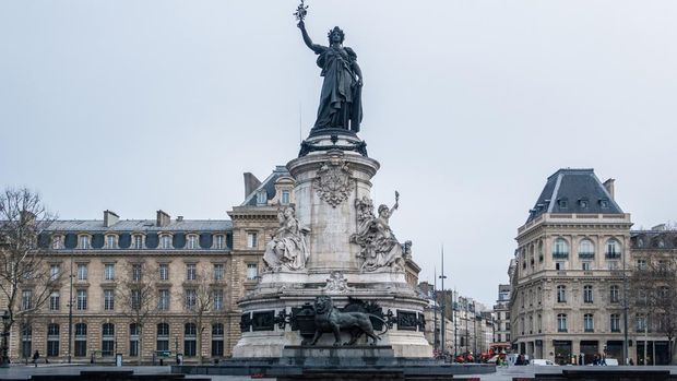 Patung Marianne, simbol nasional Republik Prancis, di Place de la R&eacute;publique.