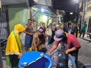 PDAM Mampet 3 Hari, Warga Lidah Wetan Surabaya Mandi Pakai Air Galon