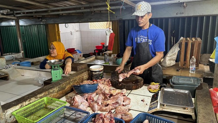 Pedagang ayam sedang melayani pembeli di Pasar Padang Selasa Palembang
