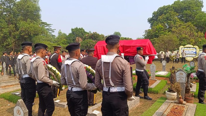 Pemakaman eks Kadivhubinter Polri Irjen (purn) Napoleon Bonaparte diCikeas (Rizky/detik)