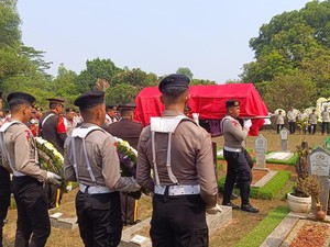 Isak Tangis Iringi Pemakaman Eks Kadivhubinter Polri Napoleon Bonaparte