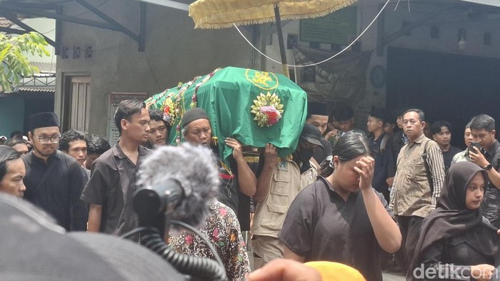 Suasana rumah duka suporter PSS Sleman, Fakhri Maulana Al-Zaki (20) yang meninggal dunia dalam kecelakaan di ruas Tol Madiun KM 616 jalur Ngawi-Kertosono, Senin (19/10/2026).