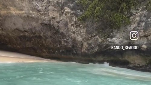 Pemandu wisata jetski yang tengah menyelamatkan terseret arus di Pantai Kelingking, Nusa Penida, Klungkung, Bali. (Dok. Istimewa)