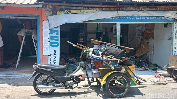 Pembongkaran tanah irigasi di Surabaya