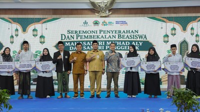 Ahmad Luthfi Salurkan Beasiswa 424 Mahasantri & 58 Santri Penggerak