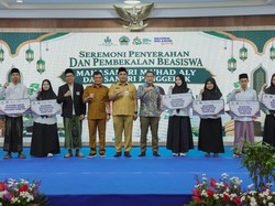 Ahmad Luthfi Salurkan Beasiswa 424 Mahasantri & 58 Santri Penggerak