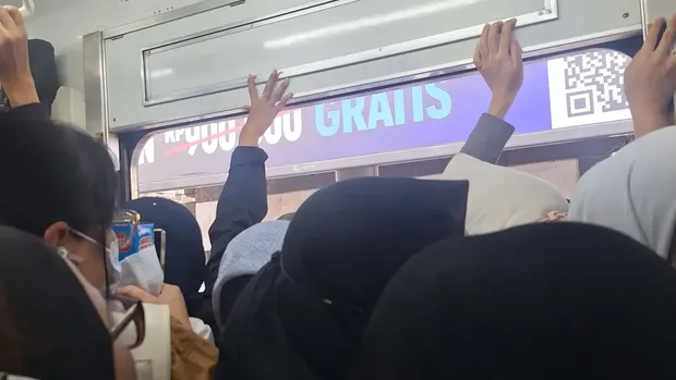 Penampakan kepadatan penumpang KRL di Stasiun Depok Baru imbas 7 perjalanan kereta dibatalkan