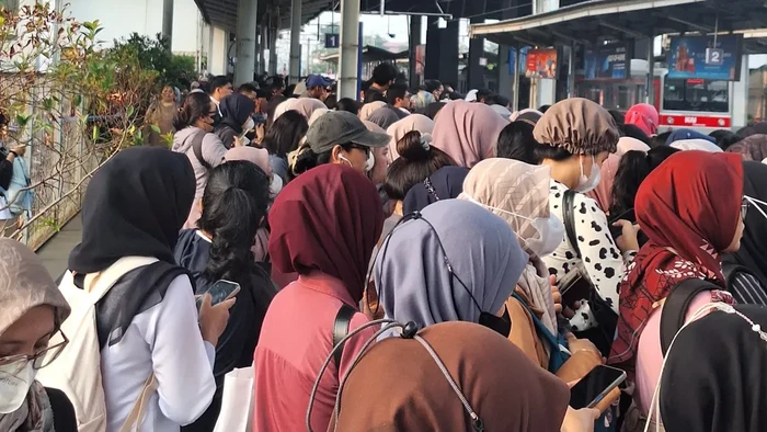 Penampakan kepadatan penumpang KRL di Stasiun Depok Baru imbas 7 perjalanan kereta dibatalkan