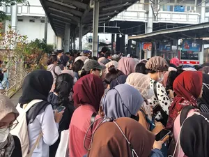 Imbas 7 Kereta Dibatalkan, Anker Curhat Kaki Berjinjit sampai Gak Napak di KRL