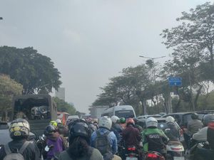 Cerita Pemotor Terjebak 15 Menit di Cawang Imbas Truk Tabrak Separator Jalan