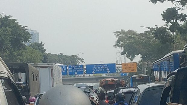 Penampakan macet di Jl Mayjen Sutoyo arah Jatinegara imbas truk tabrak separator busway di Jl Letjen MT Haryono