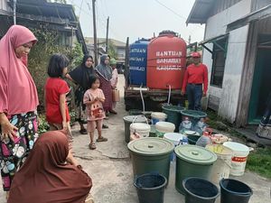 Air Ledeng Macet, Ketua RT di Banjarmasin Bantu Salurkan Air Bersih ke Warga