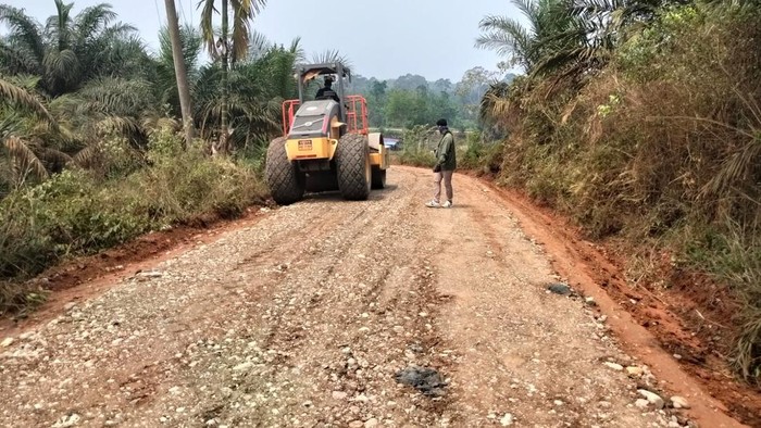 Perbaikan jalan di Merangin, Jambi