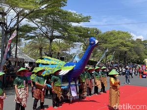 Pesta Kostum dan Tradisi Meriahkan Milangkala Pangandaran