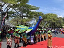 Pesta Kostum dan Tradisi Meriahkan Milangkala Pangandaran