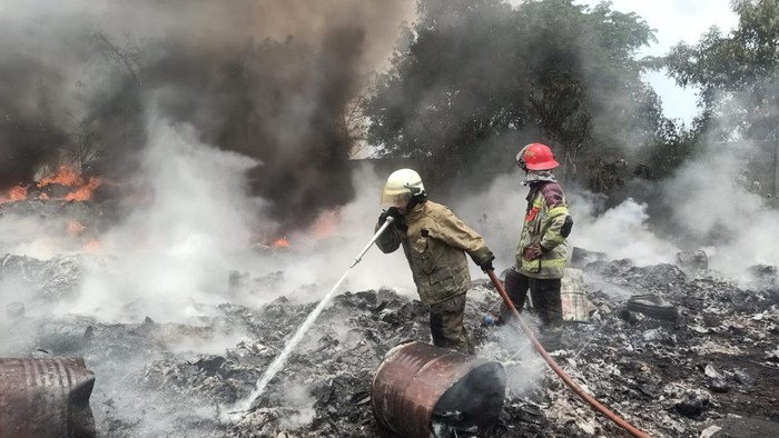 Petugas Damkar Kabupaten Tangerang memadamkan kebakaran limbah pabrik di Balaraja, Senin (19/10/2026).