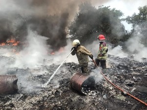 Kebakaran Limbah Dekat Pabrik Galon di Balaraja, Asap Tebal Membubung