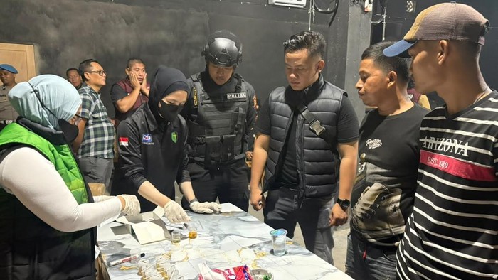Petugas gabungan melakukan razia di kafe OKI