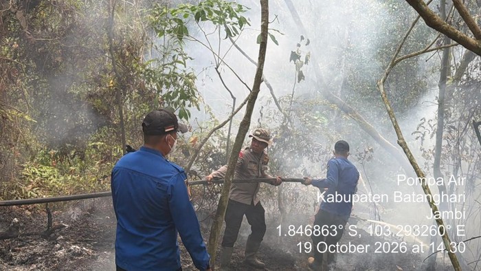 Petugas menemukan jeriken pertalite saat memadamkan karhutla di Batang Hari, Jambi