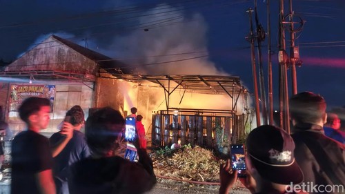 Petugas pemadam kebakaran berupaya memadamkan api yang membakar ruko di Kelurahan Lelateng, Kecamatan Negara, Kabupaten Jembrana, Senin (19/10/2026).