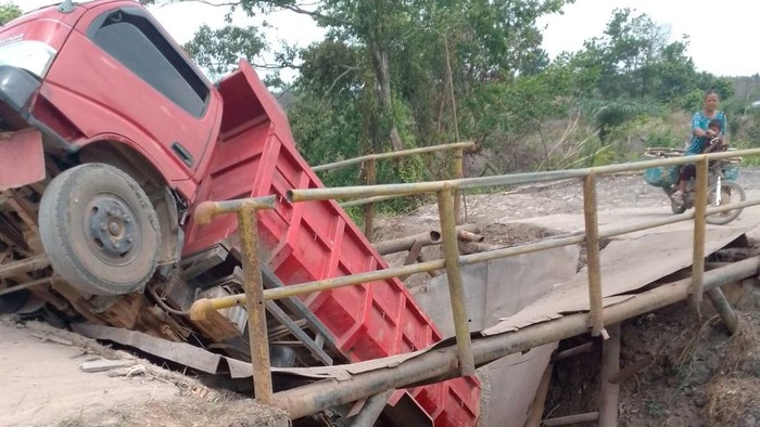 Polisi mendatangi TKP jembatan besi yang roboh di Ogan Ilir