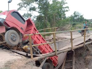 Jembatan Besi di Ogan Ilir Roboh Saat Dilintasi Truk Bermuatan Pasir