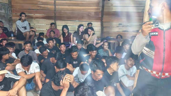 Polisi mengamankan sejumlah orang saat razia THM di Lahat