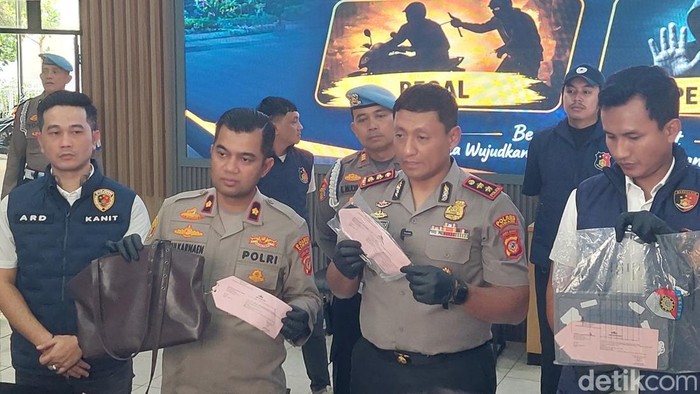 Polisi menunjukkan barang bukti jambret di Cimahi.