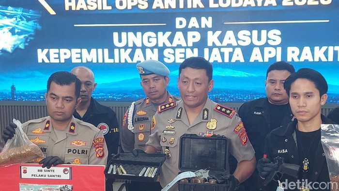 Polisi menunjukkan barang bukti tembakau sintetis dan senpi rakitan