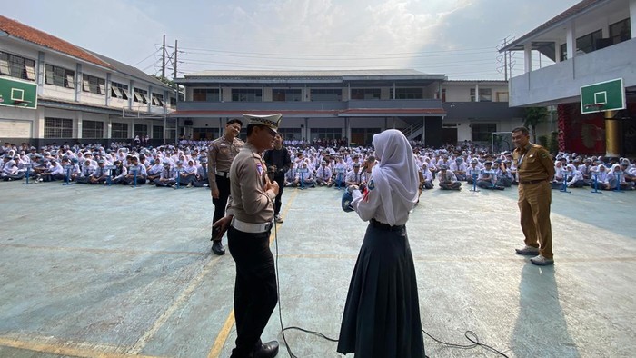 Polisi menyatroni SMAN 6 Cimahi edukasi tertib berkendara-bullying