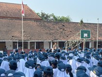 Pesan Khusus Polisi Blitar Kota Saat Jadi Pembina Upacara di Sekolah