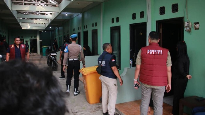 Polres Bogor menggelar tes urine massal di kawasan puncak, di Desa Cibogo, Kecamatan Megamendung, Kabupaten Bogor, Jawa Barat.