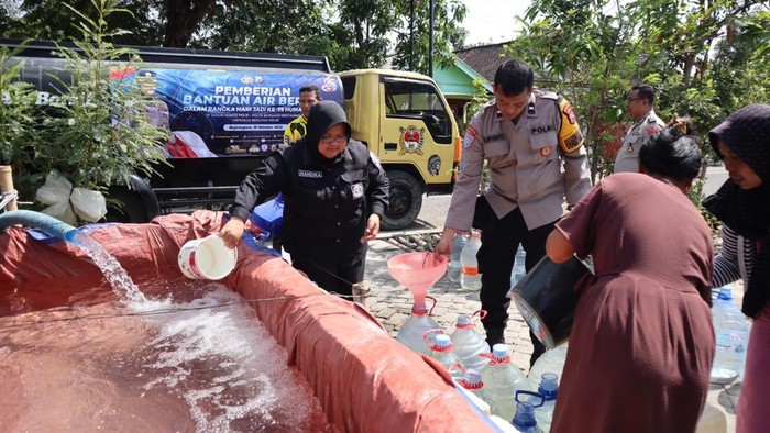 Polres Bojonegoro salurkan air bersih ke warga