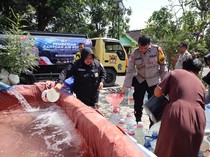 Polres Bojonegoro Salurkan Air Bersih ke Warga Terdampak Kekeringan